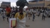  Alunos protestam na cidade do Uíge na sequência de desmaios e comichões nas escolas, Angola