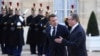 Президент Франции Эммануэль Макрон (слева) с премьер-министром Великобритании Киром Стармером по прибытии на саммит лидеров ключевых стран Европейского союза и Соединенного Королевства в Елисейском дворце в Париже в понедельник, 17 февраля 2025 года. (AP Photo/Aurelien Morissard)