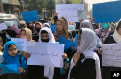 Perempuan Afghanistan meneriakkan dan memegang plakat saat melakukan demonstrasi di Kabul, Afghanistan, 26 Maret 2022. (Foto: AP)