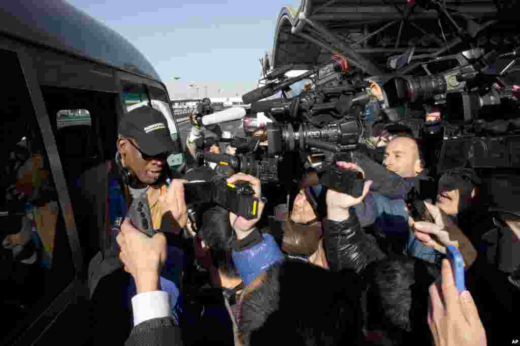 평양행을 위해 19일 베이징 공항에 도착한 미국 프로농구 선수 출신의 데니스 로드먼이 기자단에 둘러싸여 있다.