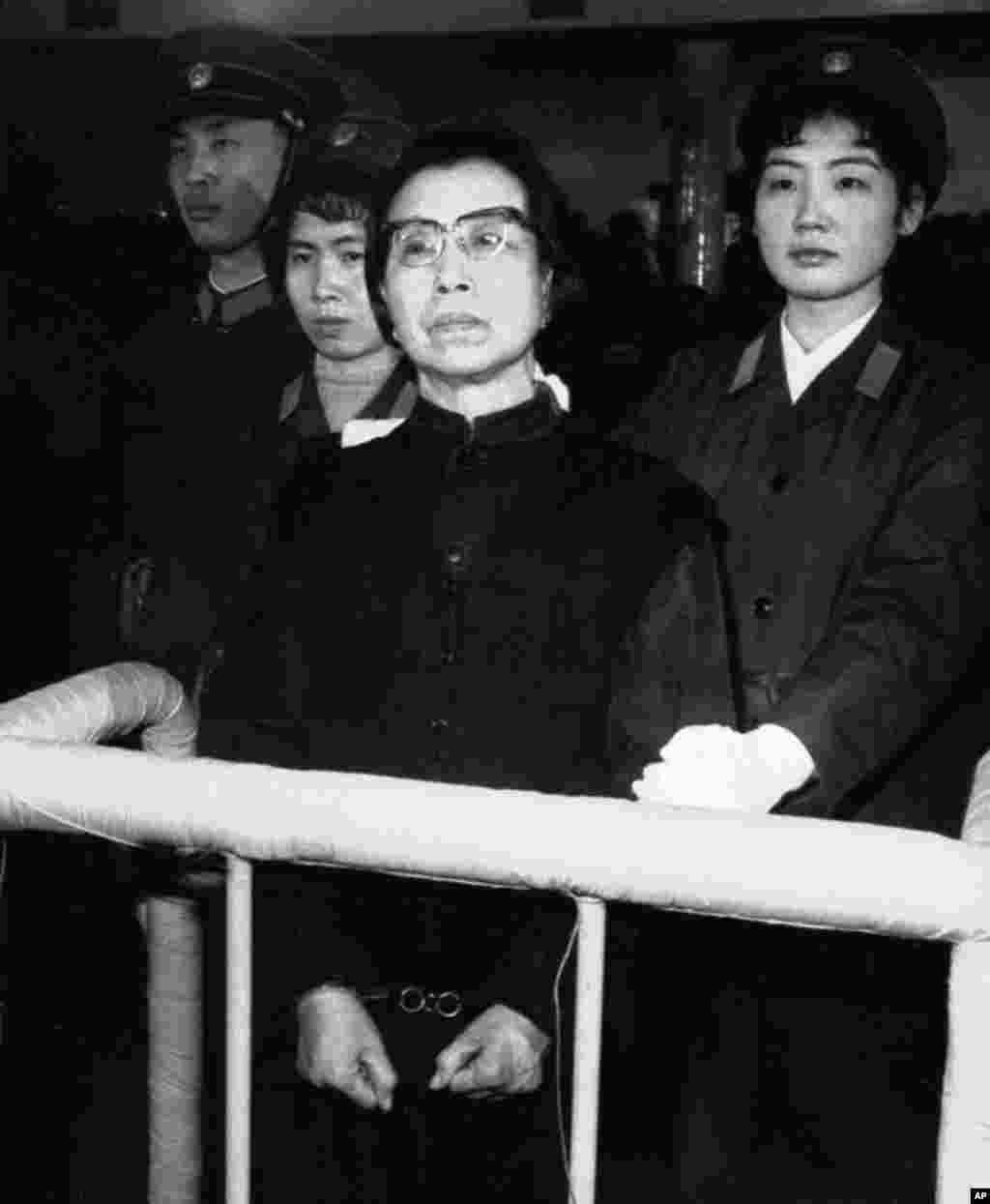 毛泽东的遗孀,"四人帮"之一的江青在北京法院受审。她被判处死缓。她在法庭上呼喊“革命万岁”(1981年1月)。江青、陈伯达等人因组织参与诬告陷害、迫害刘少奇致死等,被分别判处死缓和有期徒刑。但江青否认她下令迫害刘少奇。她说:“我过去的一切都是根据中央的指示做的 ”, “我就是毛主席的一条狗 ”,你们“清君之侧,目的在‘君’”。江青曾宣布王光美是美国特务,把她送入秦城监狱。后来,江青也进去了,而王光美出来了。