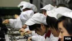 Para buruh sedang merakit piranti elektronik di pabrik Foxconn, Tiongkok selatan (Foto: dok)
