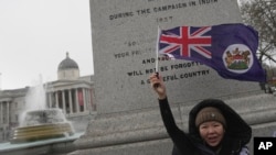 Seorang aktivis Hong Kong berpartisipasi dalam aksi protes menentang Undang-undang Keamanan Nasional Hong Kong, di London, pada 23 Maret 2024. (Foto: AP/Kin Cheung)