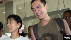Pemimpin oposisi Birma Aung San Suu Kyi dan putranya, Kim Aris (kanan) sesaat Aris mendarat dari Thailand.