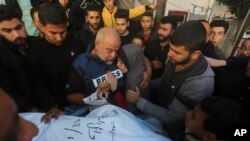 وائل دحدوح دست پسرش حمزه الدحدوح را گرفته است - ۱۷ دی ۱۴۰۱