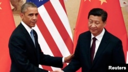 中国国家主席习近平(右)与到访的美国总统奥巴马在北京人大会堂握手(2014年11月12日)