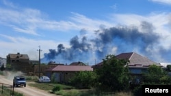 克里米亞半島諾沃費多里夫卡附近的俄軍基地發生爆炸後升起濃煙。 (2022年8月9日)