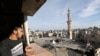 Seorang warga Palestina melihat ke arah sebuah masjid di Rafah yang hancur akibat serangan udara Israel ke wilayah tersebut pada 12 Februari 2024. (Foto: Reuters/Ibraheem Abu Mustafa)