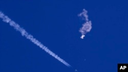 2023年2月4日，在美国南卡罗莱纳州海岸上空击落的中国间谍气球。（美联社照片）
