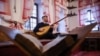 Muzičar Zanin Berbić svira tradicionalni instrument saz, u Sarajevu 20- decembra 2024. (Foto: Reuters/Amel Emrić)