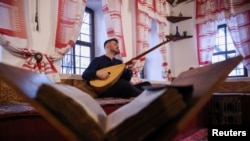 Muzičar Zanin Berbić svira tradicionalni instrument saz, u Sarajevu 20- decembra 2024. (Foto: Reuters/Amel Emrić)