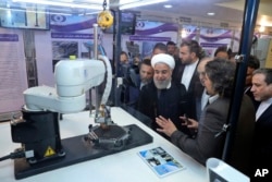 Presiden Hassan Rouhani mendengarkan penjelasan tentang pencapaian nuklir di Teheran, 9 April 2018. (Foto: dok).