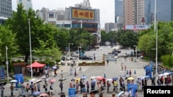 中國廣東省廣州市民排隊接受新冠病毒核酸檢測。（2021年5月29日）