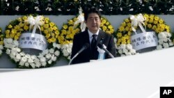 6일 일본 히로시마 원폭 투하 70주년을 맞아 히로시마 평화기념공원에서 열린 희생자 위령식에서 아베 신조 일본 총리가 연설하고 있다.