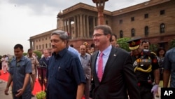 Menhan India Manohar Parrikar (kiri) menyambut Menhan AS Ashton Carter di New Delhi, India Juni lalu (foto: dok).