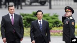 烏克蘭總統亞努科維奇在首都基輔歡迎中國國家主席胡錦濤到。
