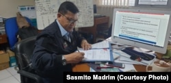 Wasekjen Federasi Aero Sport Indonesia (FASI), Agung Sasongkojati saat mengecek permohonan izin drone di kantor FASI Jakarta, 14 April 2019. (Foto: Sasmito Madrim/VOA)