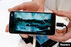Ponsel ZTE Grand S Lite baru saat ditambilkan di sebuah kongres teknologi di Barcelona, Spanyol (25/2).