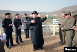 북한 김정은 노동당 위원장(가운데)이 지난 4월 완공된 백두산3호발전소를 시찰했다고 북한 관영 조선중앙통신이 보도했다.