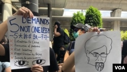 參與9-1機場抗爭行動的陳同學繪畫了一張諷剌特首林鄭月娥的畫像，又要求林鄭月娥盡快回應反送中民間5大訴求。(攝影: 美國之音湯惠芸）