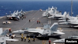 Pesawat-pesawat tempur AS di atas kapal induk Carl Vinson (foto: dok).