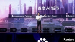百度的共同創辦人，董事長兼執行長李彥宏在北京舉行的百度世界大會和展覽會上，展示百度最新的人工智能技術。 （2018年11月1日）