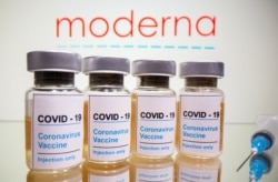 Botol dengan stiker bertuliskan, "Hanya vaksin/Injeksi COVID-19/Coronavirus" dan jarum suntik medis terlihat di depan logo Moderna yang ditampilkan dalam ilustrasi, 31 Oktober 2020. (Foto: REUTERS/Dado Ruvic)