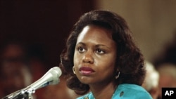 Anita Hill, Professora de Direito da Universidade de Oklahoma, depôs nas audiências de confirmação na Comissão Judiciária do Senado, em 1991, que Clarence Thomas, um candidato ao Supremo Tribunal, a tinha assediado sexualmente quando trabalharam juntos em anos anteriores.