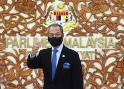 Perdana Menteri Muhyiddin Yassin berfoto bersama di gedung parlemen, di Kuala Lumpur, Malaysia, Kamis, 26 November 2020. (Foto: AP)