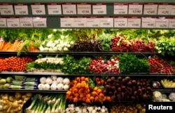 Berbagai sayuran organik di pasar Whole Foods Market di LaJolla, California, 13 Mei 2008.