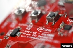 Foto perangkat pengendali mikro Infineon XMC 4700 dari jarak dekat dalam sebuah pameran pertemuan tahunan para pemegang saham perusahaan manufaktur Infineon asal Jerman di Munich, 21 Februari 2019