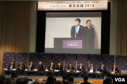 日本防衛大臣小野寺五典在論壇上發表對朝鮮動向的分析，身後是保鏢（美國之音歌籃拍攝）