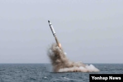 북한이 지난해 5월 전략잠수함에서 탄도시마일 수중시험발사에 성공했다며 공개한 사진. 북한 조선중앙TV는 당시 김정은 국무위원장이 시험발사를 참관했다고 전했다.
