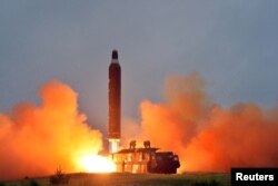 북한 관영 조선중앙통신이 지난해 6월 '중장거리 전략탄도로케트 화성-10'(무수단 미사일)의 시험발사 사진을 공개했다.