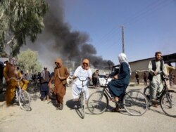 Asap mengepul setelah pertempuran antara Taliban dan personel keamanan Afghanistan, di Kandahar, barat daya Kabul, Afghanistan, Kamis, 12 Agustus 2021. (Foto: AP/Sidiqullah Khan)