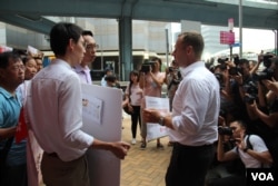 2019年5月23日，德國駐港領事館官員接過抗議團體的信函（美國之音記者申華拍攝）