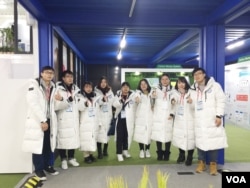 2018 평창동계올림픽에서 통역으로 활동하는 중국인 봉사자들.
