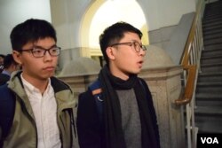 香港眾志主席羅冠聰(右)與秘書長黃之鋒。（美國之音湯惠芸攝）