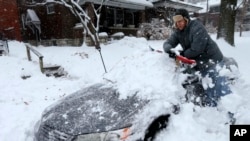 Stanovnik Sent Luisa u Mizuriju pokušava da očisti auto