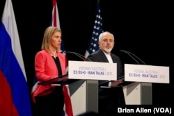 Ketua kebijakan luar negeri Uni Eropa Federica Mogherini dan Menteri Luar Negeri Iran Mohammad Javad Zarif mengumumkan kesepakatan bersejarah untuk membatasi program nuklir Iran dengan imbalan keringanan sanksi internasional di Vienna, Austria, 14 Juli 2015.
