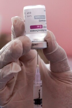 Seorang petugas kesehatan menyiapkan satu dosis COVID-19 buatan AstraZeneca di puskesmas di Sidoarjo, dekat Surabaya, Jawa Timur, 22 Maret 2021. (Foto: Umarul Faruq/Antara Foto via Reuters)