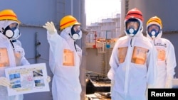 身穿保護衣的工作人員在日本福島核電站進行清理工作(資料圖片)