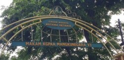 Gapura memasuki makam Mangkunegara VI di Solo, Selasa (30/11). (Foto : VOA/ Yudha Satriawan)
