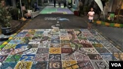 Permainan tradisonal ular tangga juga dilestarikan agar dikenal anak-anak, selain olah raga pada umumnya. (Foto: Petrus Riski/VOA)