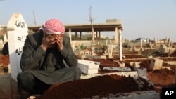 Mohammad al-Mahmoud, ayah dari bayi Fatima berusia tujuh hari yang meninggal akibat sakit, menangis di kuburannya di desa Haranbush, provinsi Idlib, Suriah (foto: ilustrasi).