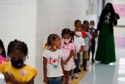 Para siswa SD Tussahaw di McDonough, Georgia, berbaris sebelum memasuki kelas mereka, Rabu, 4 Agustus 2021. (AP)