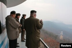 김정은 북한 국무위원장이 지난해 3월 서해위성발사장에서 실시한 신형 고출력 로켓엔진 지상분출시혐을 현장에서 참관했다.
