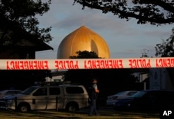 Seorang polisi berjaga di depan Masjid Al Noor, setelah penembakan fatal yang menewaskan puluhan jemaah pada Jumat (15/3), di Christchurch, Selandia Baru, 17 Maret 2019.(Foto: AP)