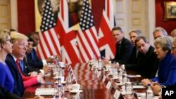 Britanska premijerka Tereza Mej i predsednik SAD Donald Tramp na okruglom stolu sa poslovnim liderima