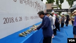 28일 '6.25 납북 희생자 기억의 날' 행사에서 참가자들이 헌화하고 있다.